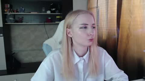 Cutti Crystal online show from April 2, 1:57 am