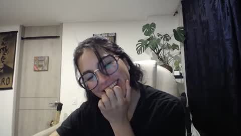 IG  dakotasofiaa online show from December 20, 5:47 am