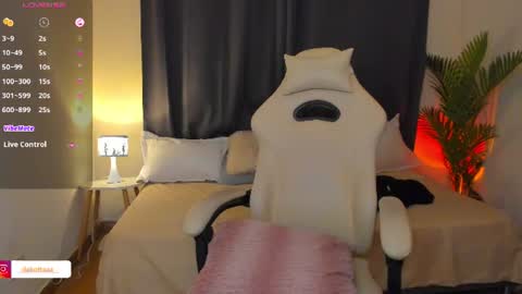 dakottaa__ online show from July 9, 12:14 am