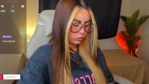dakottaa__ online show from July 8, 12:03 am