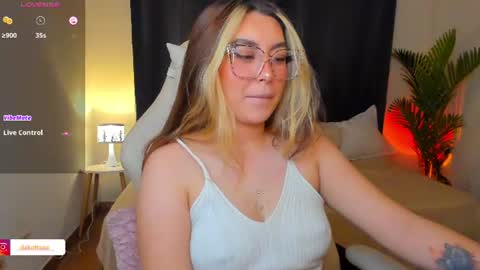 dakottaa__ online show from July 15, 12:05 am
