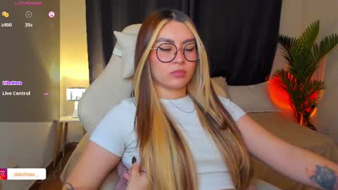 dakottaa__ online show from July 7, 12:12 am