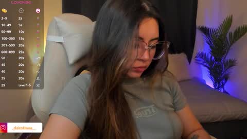 dakottaa__ online show from February 7, 12:35 am