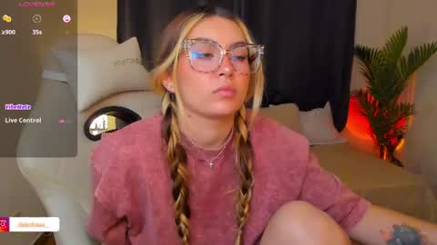 dakottaa__ online show from July 23, 12:24 am