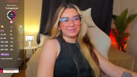 dakottaa__ online show from July 19, 1:30 am