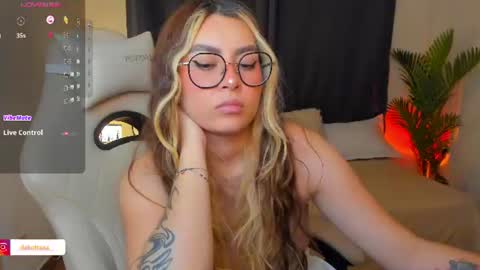dakottaa__ online show from July 5, 12:14 am