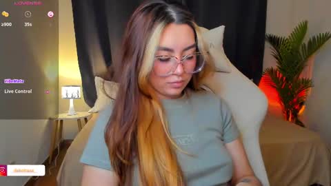 dakottaa__ online show from July 31, 12:11 am