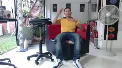 Snapshot of damyan_2003 chatting on December 2, 9:01 pm damyan_2003 online show from December 2, 9:01 pm