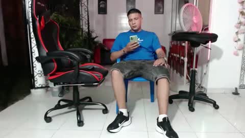 Snapshot of damyan_2003 chatting on January 6, 11:31 pm damyan_2003 online show from January 6, 11:31 pm