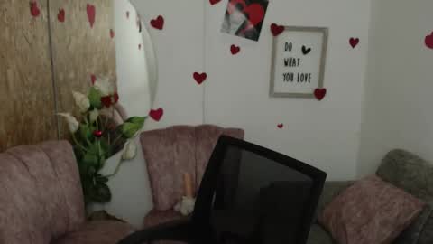 Snapshot of danalaleska chatting on October 21, 6:29 am danalaleska online show from October 21, 6:29 am