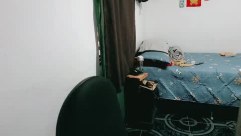 dani y jocelyn online show from April 4, 10:28 pm