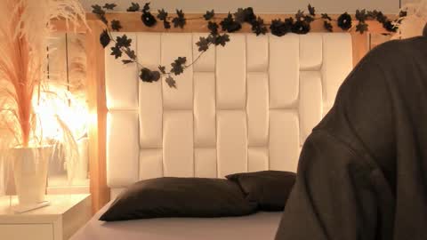 daphne_and_roger online show from December 14, 1:50 pm