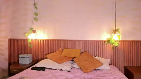 Daphne online show from April 11, 7:45 am