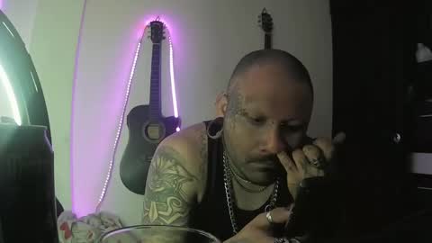 Snapshot of darkclothes chatting on February 2, 10:39 pm darkclothes online show from February 2, 10:39 pm