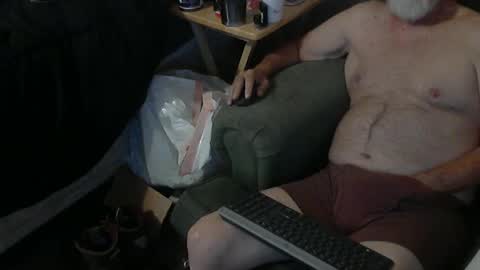 Snapshot of daveinbama chatting on October 2, 3:27 am daveinbama online show from October 2, 3:27 am