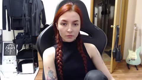 Snapshot of dead_girll chatting on December 6, 10:13 pm freak online show from December 6, 10:13 pm