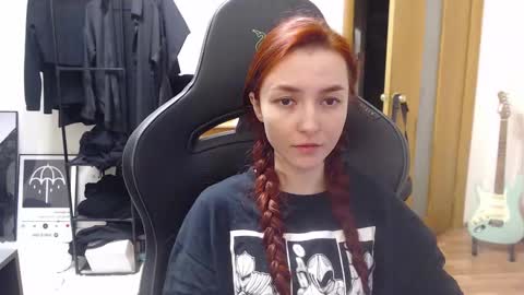 Snapshot of dead_girll chatting on December 2, 8:50 pm freak online show from December 2, 8:50 pm