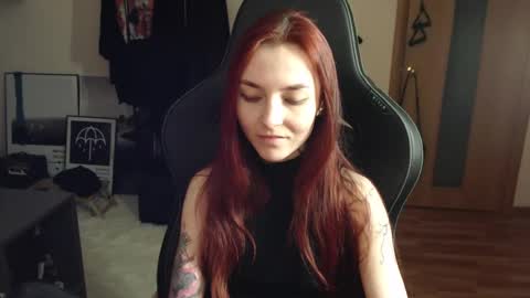 Snapshot of dead_girll chatting on March 7, 9:17 pm freak online show from March 7, 9:17 pm