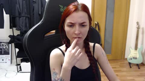Snapshot of dead_girll chatting on December 10, 12:17 am freak online show from December 10, 12:17 am