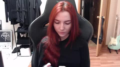 Snapshot of dead_girll chatting on December 13, 9:09 pm freak online show from December 13, 9:09 pm
