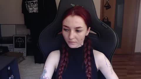Snapshot of dead_girll chatting on February 20, 3:34 am freak online show from February 20, 3:34 am