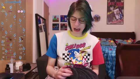 Snapshot of deadratsoup chatting on January 4, 4:11 pm Rat online show from January 4, 4:11 pm