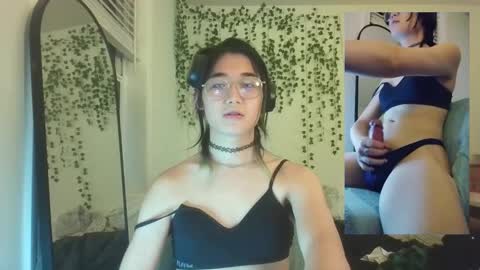 Snapshot of deciduousdoll chatting on October 27, 6:13 am deciduousdoll online show from October 27, 6:13 am