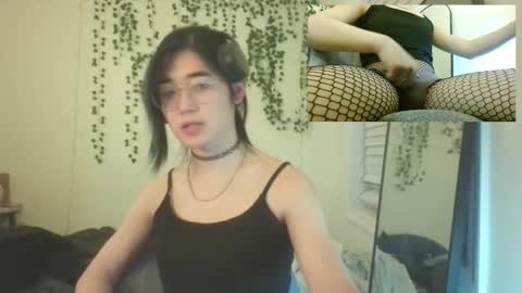 deciduousdoll online show from December 15, 7:04 am