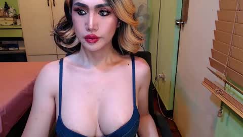 Snapshot of deliciosats chatting on March 9, 7:23 am Mercedes online show from March 9, 7:23 am