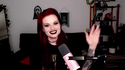 dellacrush_ online show from November 10, 6:32 pm