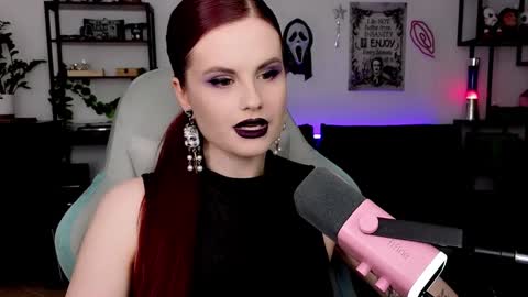 dellacrush_ online show from March 22, 7:07 pm