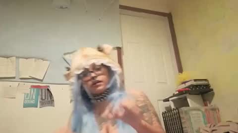 Snapshot of deluxxxeblu chatting on November 1, 4:22 am TankinBody online show from November 1, 4:22 am