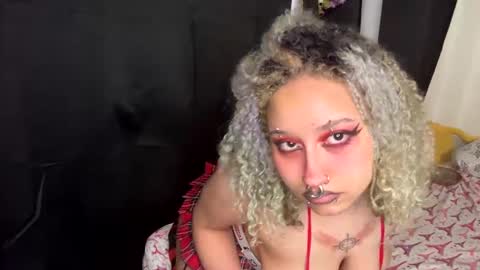 Snapshot of deluxxxeblu chatting on February 21, 2:06 am TankinBody online show from February 21, 2:06 am