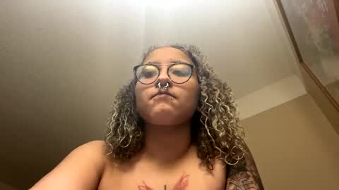 Snapshot of deluxxxeblu chatting on February 1, 1:12 am TankinBody online show from February 1, 1:12 am