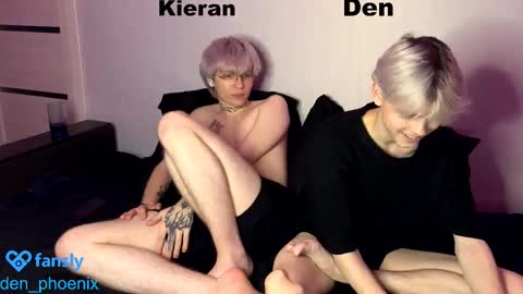 Snapshot of den_phoenix_ chatting on September 27, 9:56 pm Den Shorty online show from September 27, 9:56 pm