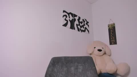 desty_y online show from May 4, 5:58 am