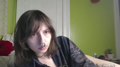 Snapshot of devilg1rl chatting on October 8, 4:29 am poutyangel online show from October 8, 4:29 am