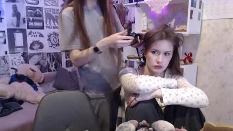 Hi im Alice 3 Im usualy online 03-10 or 17-21 UTC0 online show from November 11, 7:54 am