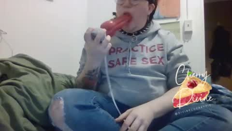 divinecherrypie online show from February 1, 11:37 pm
