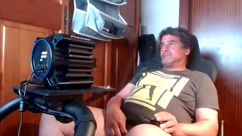 Snapshot of divitimido chatting on October 28, 12:33 am divitimido online show from October 28, 12:33 am