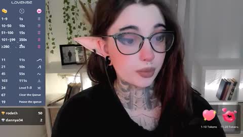 dixipixi_ online show from October 17, 6:06 am