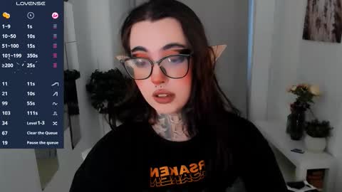 dixipixi_ online show from October 12, 6:28 am