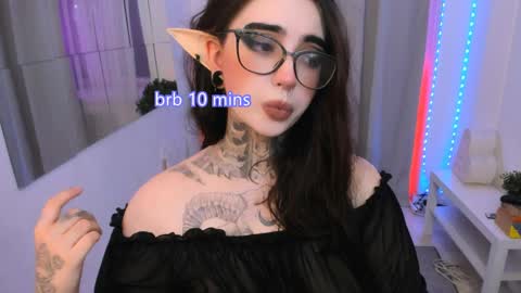 dixipixi_ online show from April 11, 6:51 am