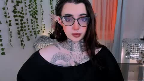 dixipixi_ online show from December 19, 5:36 am