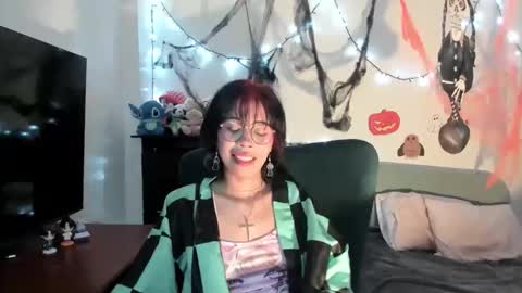 Snapshot of dolliette chatting on October 24, 10:43 pm mina online show from October 24, 10:43 pm