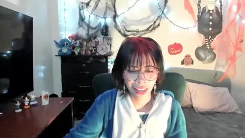 Snapshot of dolliette chatting on October 26, 3:51 am mina online show from October 26, 3:51 am
