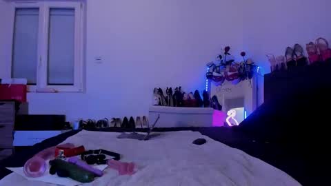 dolly2425 online show from April 4, 11:45 pm