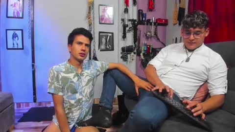 Snapshot of dom2travelers_sm chatting on February 21, 2:38 pm Diego Castell online show from February 21, 2:38 pm