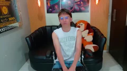 Snapshot of dominic_carminex chatting on October 22, 9:49 pm dominic_carminex online show from October 22, 9:49 pm