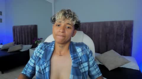 Snapshot of dominick_joness chatting on February 6, 1:27 am Dominick  online show from February 6, 1:27 am